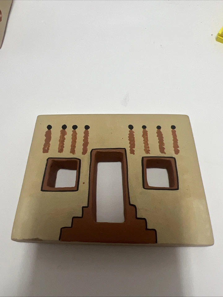 Casa Pueblo con fachada extraíble arrodillada mujer hecha a mano por Percingula Tosa Foto 3 de 4