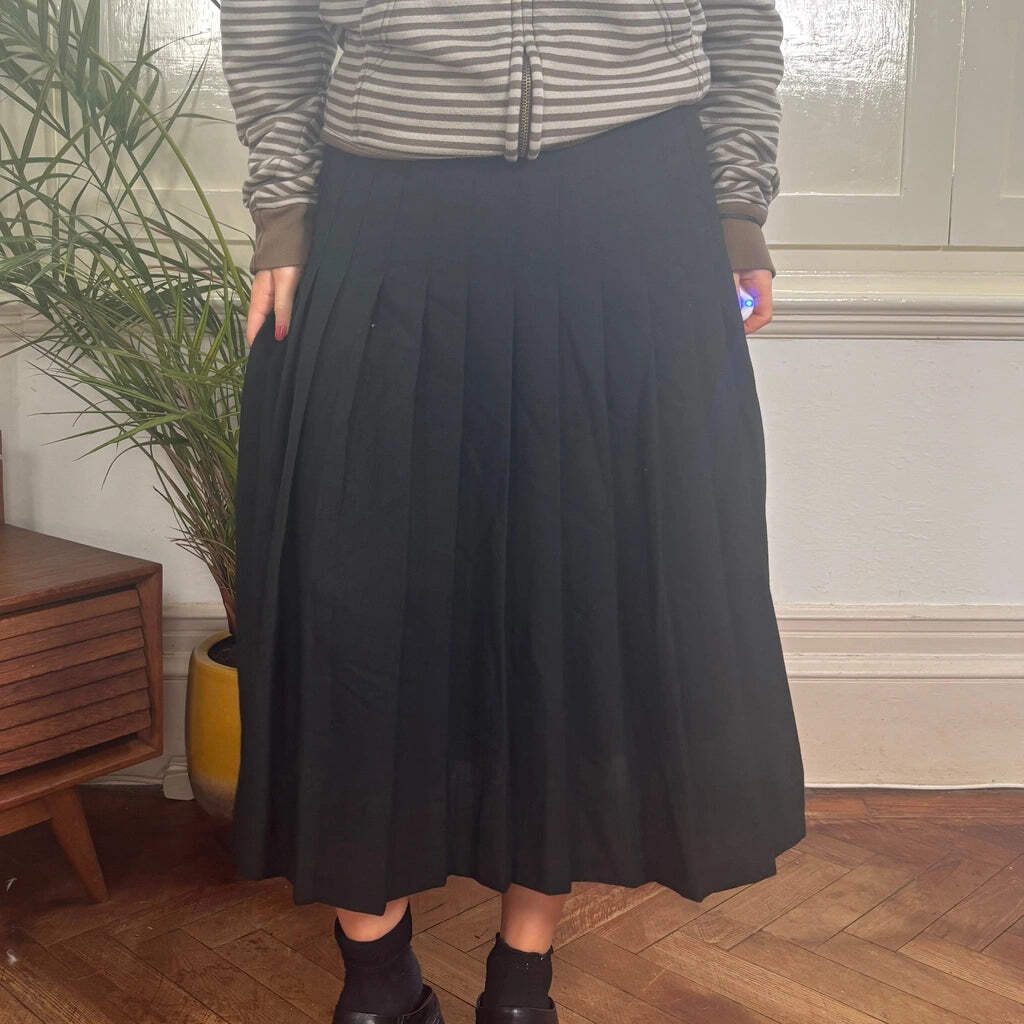 La Torre Midi Pleated Skirt in Black Polyester Blend - UK 8 / 28W