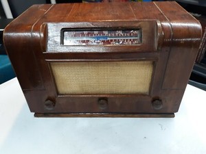 Traveler-Radio-Wooden-With-Bakelite-Knobs-Vintage-Art-Deco-Rare-Tested-Working