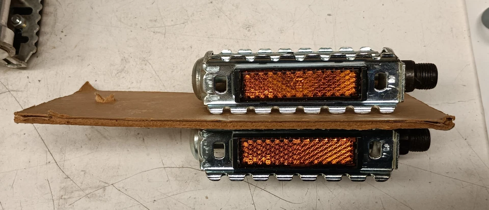 Pedales Touring de aleación plateada 9/16" Foto 2 de 3