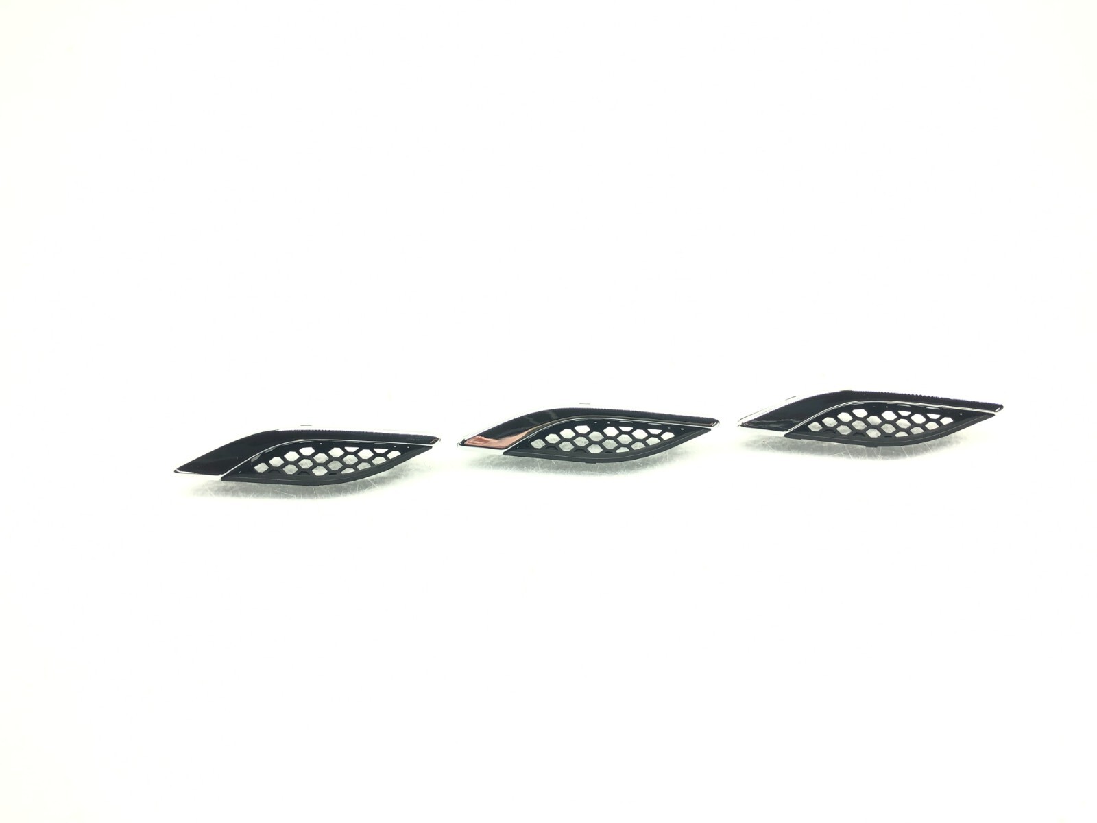 2014-2019 MASERATI GHIBLI S RIGHT PASSENGER FRONT FENDER VENT GRILL TRIM X3 OEM.