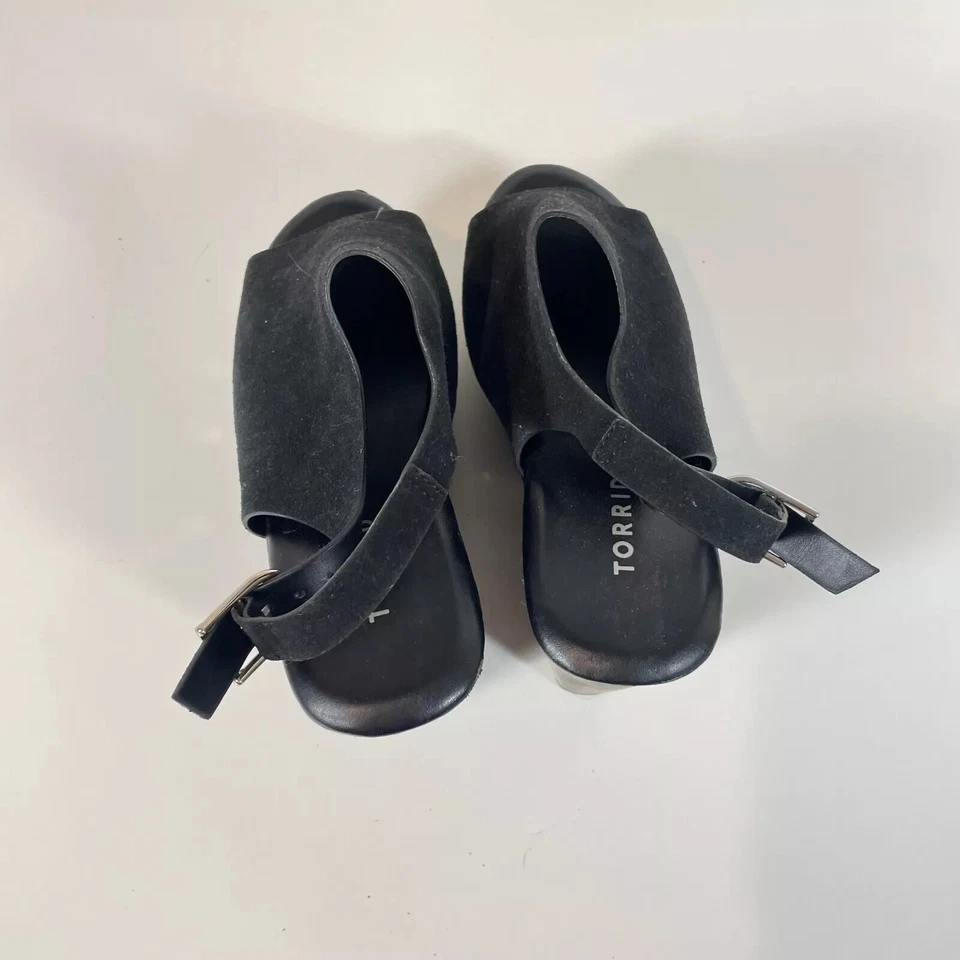 Sandalias zueco de cuña de madera con plataforma de gamuza tórrida para mujer 8WW negras con hebilla tachonada Foto 3 de 4