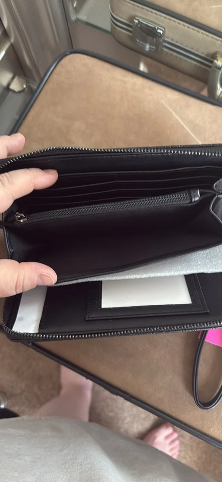 Betsey Johnson Calavera Botas Vaqueras Guitarra Billetera Cremallera Alrededor Muñequera Bolso sin asas negro Foto 3 de 4