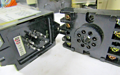   NEW OMRON 100 VAC 0-2.0 SECONDS SOLID STATE TIMER TYPE DTS-100VAC WITH BASE.