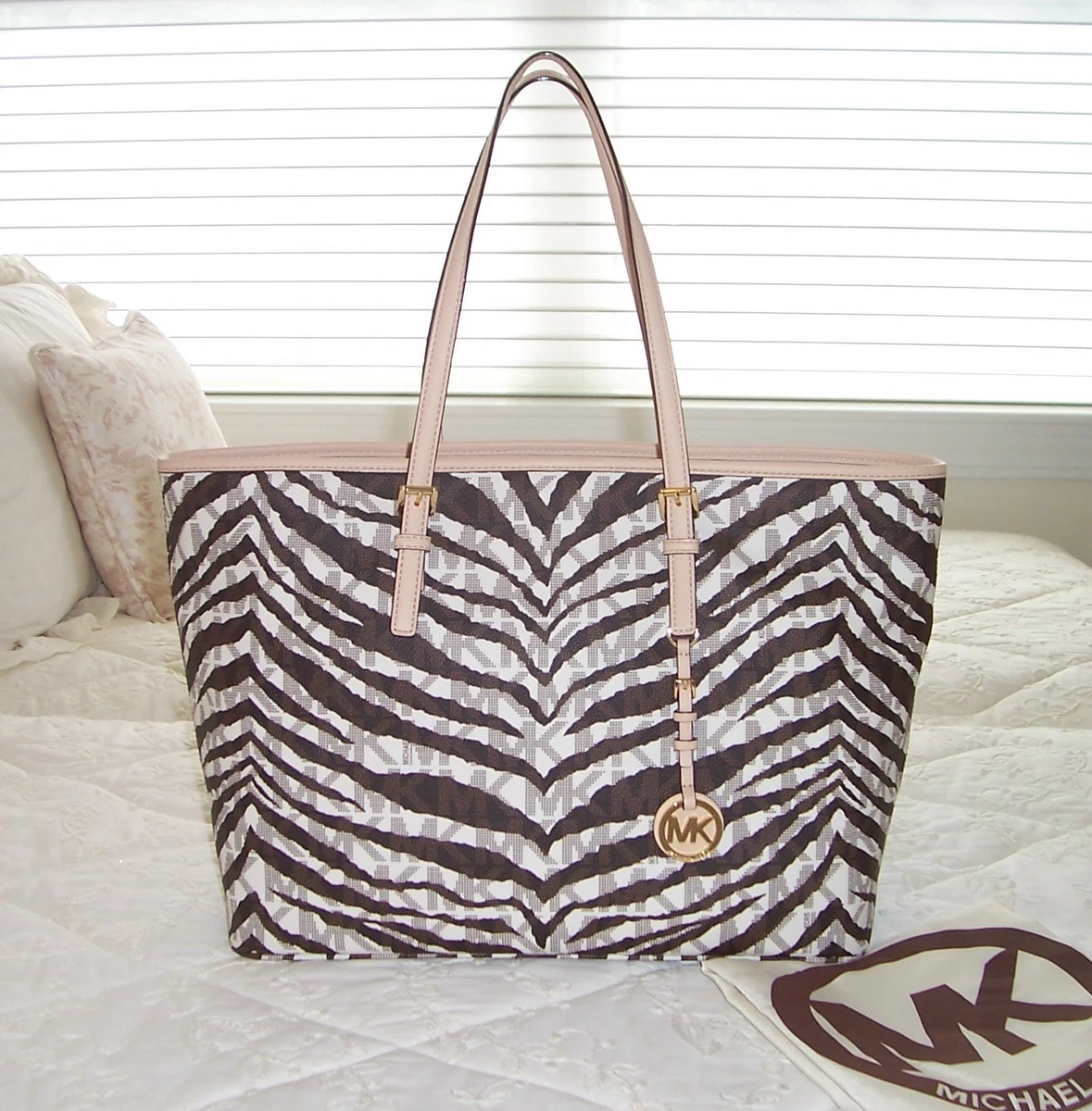 Medium jet outlet set tote