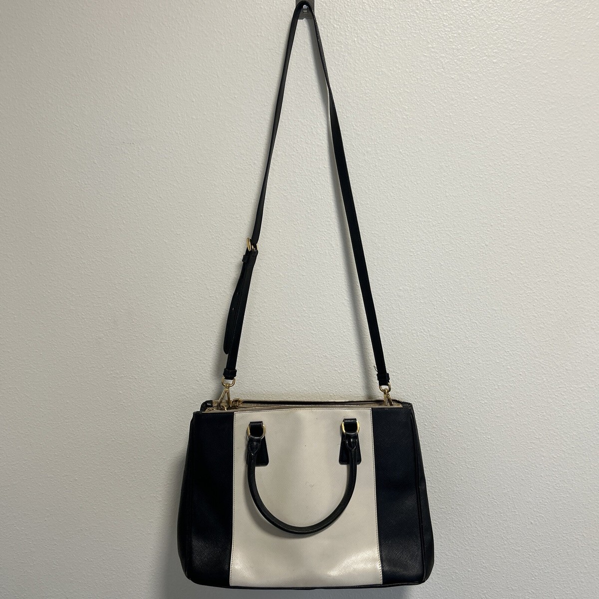 パンプス PRADA Saffiano Triangle Singback s-l1200.jpg