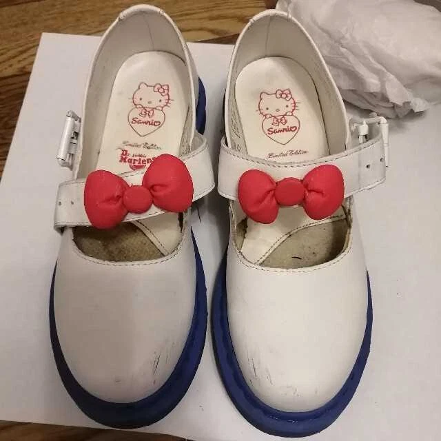 Doc martens best sale hello kitty