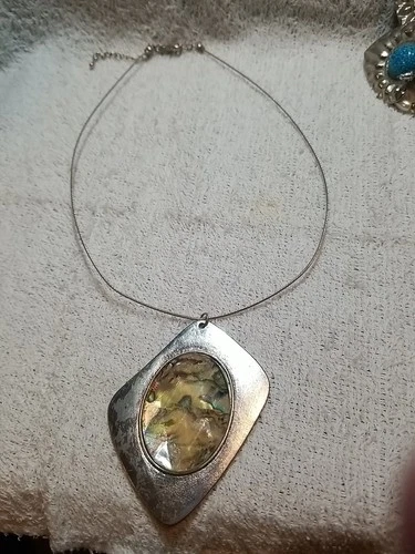 16" Wire Silvertone Choker W/Pendant