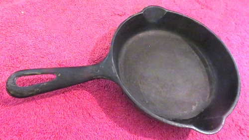 VINTAGE 6.5" CAST IRON GRISWOLD NO. 3 SKILLET WITH DUAL SPOUTS ERIE, PA- 709K