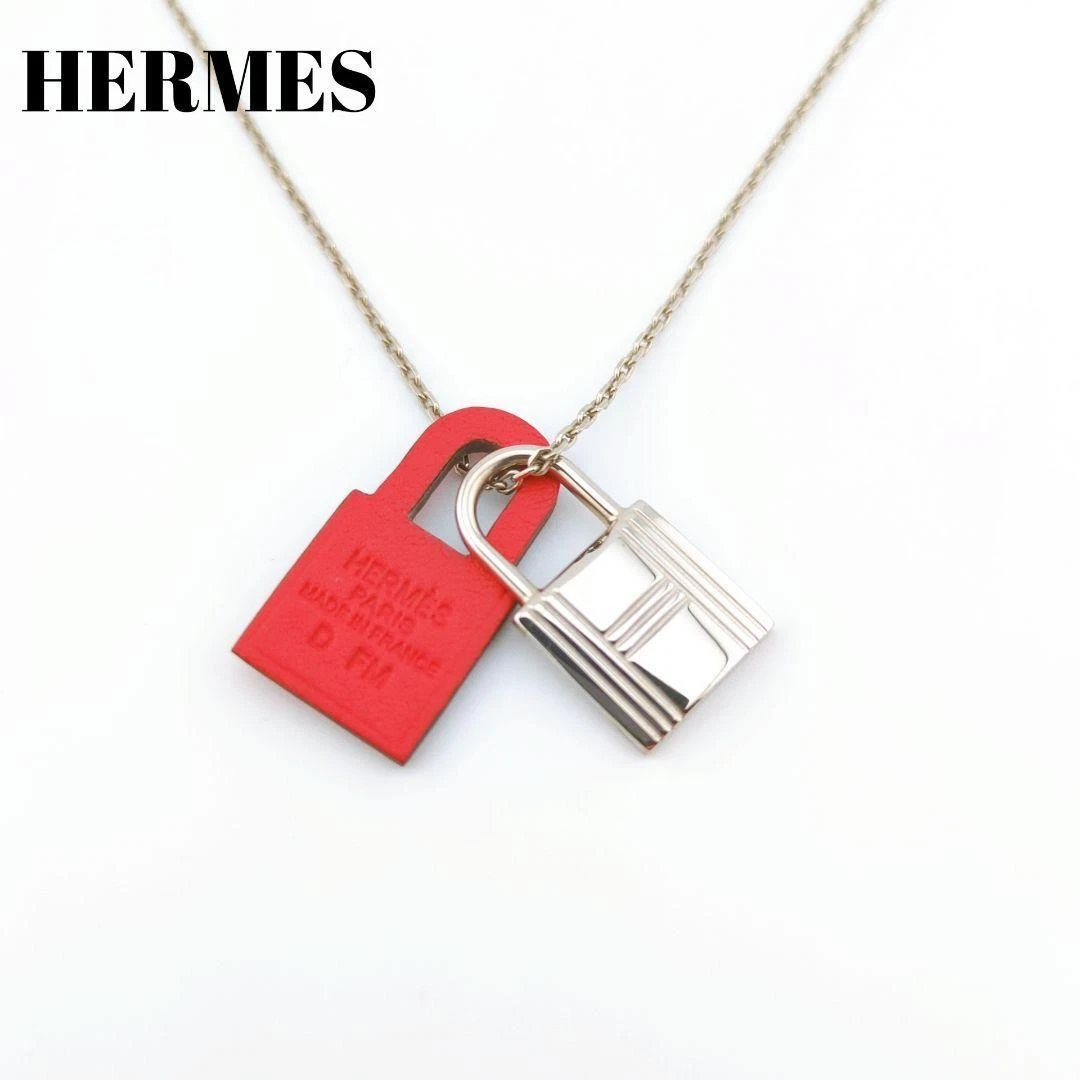 HERMÈS Collana con ciondolo Hermes rosso Vo Swift in pelle ferramenta argento 17 7 19 7 in catena