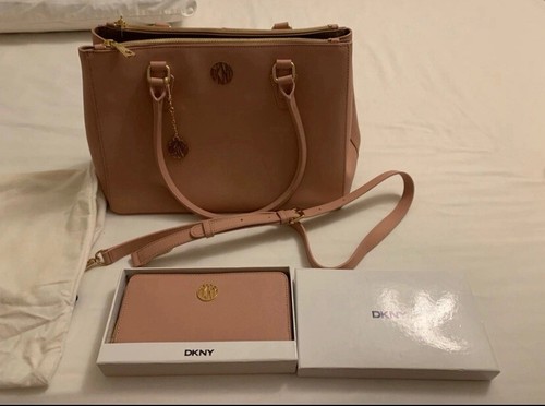 Schöne hellrosa DKNY Tasche mit passender Handtasche nagelneu