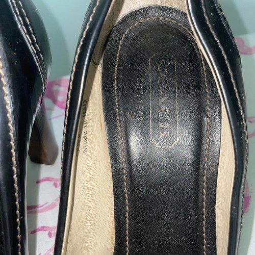 COACH Black Leather Signature Gold Turnlock Buckle DANNA Heel Pumps Size 7.5 - Afbeelding 4 van 12