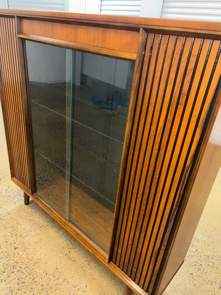 Vitrina torre moderna vintage de mediados de siglo de Bassett Foto 3 de 4