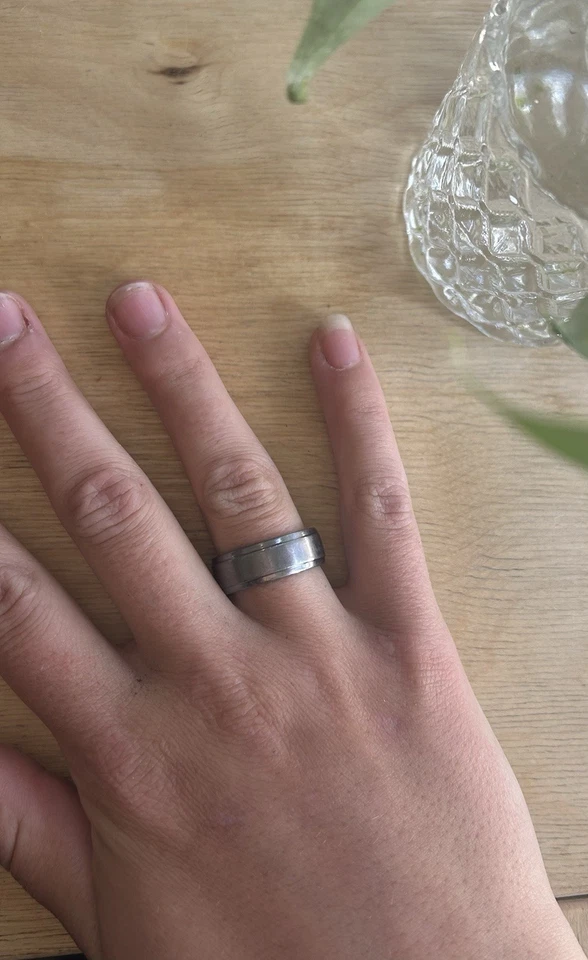 Alianza de boda de tántalo cepillado para hombre talla 8, 8 mm de ancho  Foto 3 de 4