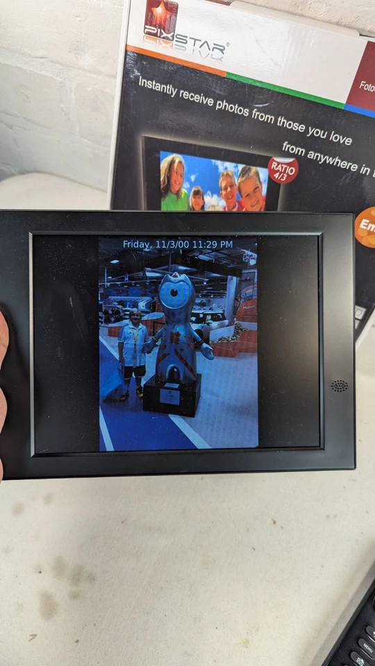 Pix-Star 10.4 Inch Wi-fi Cloud Digital Photo Frame FotoConnect XD With Email - Image 4 of 4