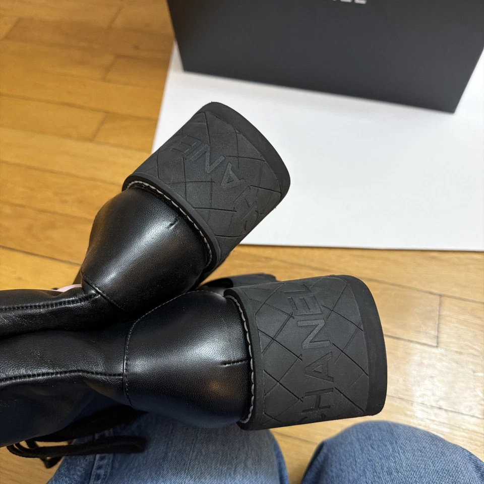 Auténticas botas de combate Chanel negras al tobillo 6,5 usadas una vez con caja que falta lengüeta Foto 4 de 4