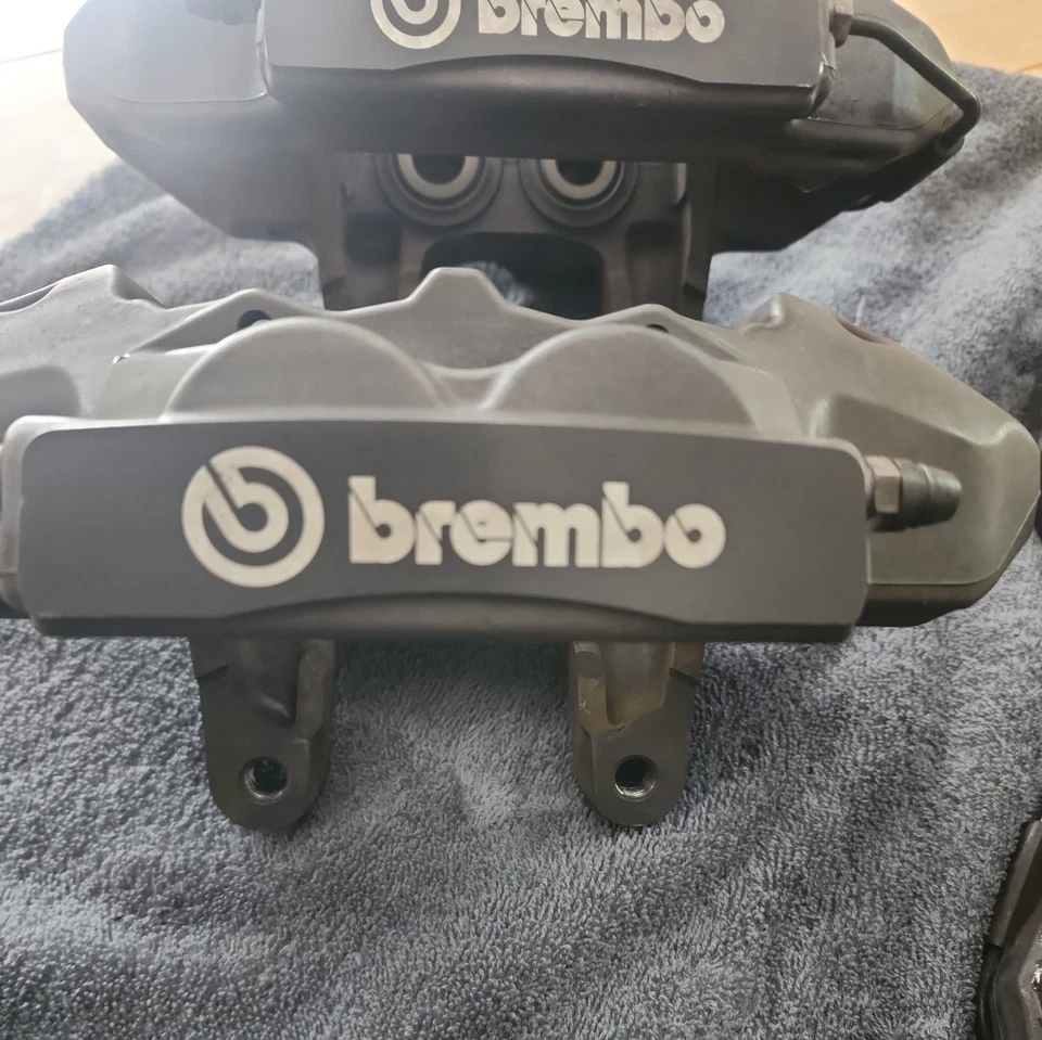 Juego de pinzas de freno Brembo Ford Mustang Shelby GT350 2015-2020 FABRICANTE DE EQUIPOS ORIGINALES Foto 3 de 4