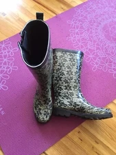 capelli rain boots women Size 8 Euc Beige And Black