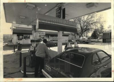 #ad #ad 1985 Press Photo Man Pumps Gas at ARCO Station in Manlius syp46612 $24.99