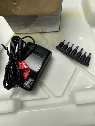Insignia - Adattatore CA universale 1.200 mA 15,6 W 5' - nero - 7 PUNTE - Foto 4 di 7