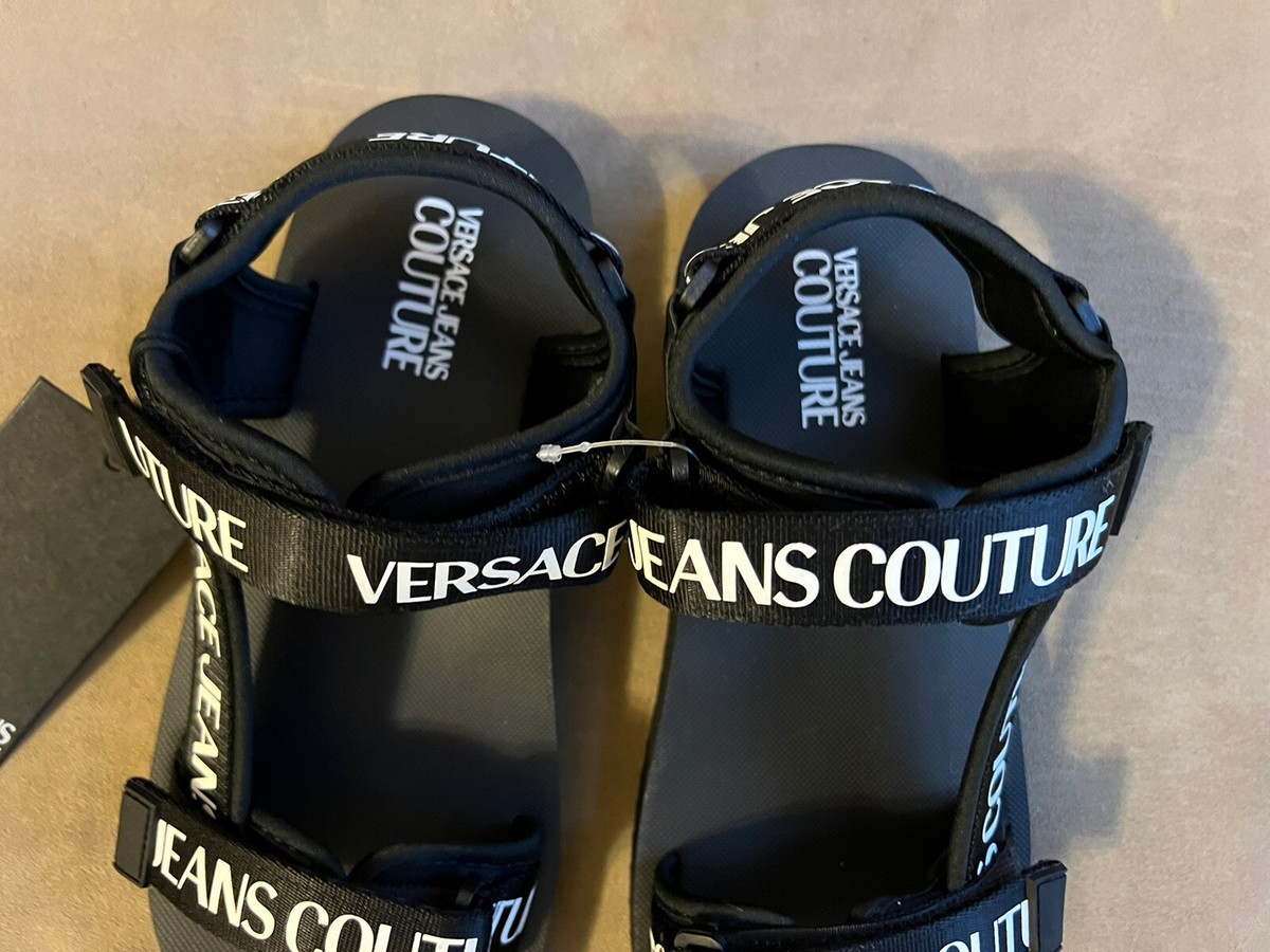 VERSACE JEANS COUTURE フォンドストラップサンダル 2022春夏 VERSACE JEANS COUTURE BLACK FONDO STRAP SIGNATURE LOGO