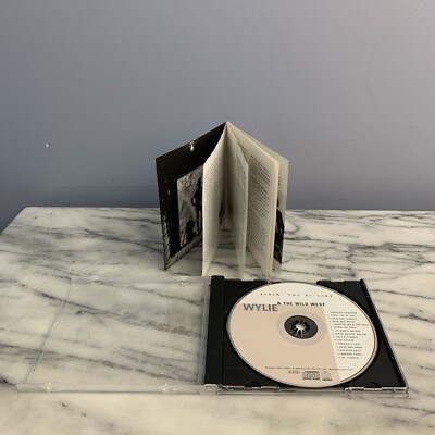 【中古】 Ridin the Hi－Line Wylie＆TheWildWest Wylie & The Wild West - Ridin' The Hi-Line CD SIGNED 2000