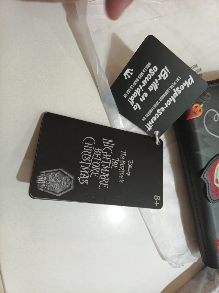 Cartera Loungefly Disney Pesadilla antes de Navidad Árbol Luces GITD Cremallera Alrededor Foto 3 de 4