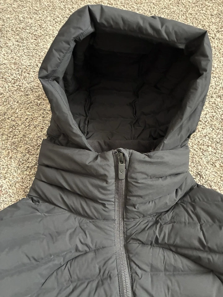 Chaqueta de relleno Lululemon Pack It Down para mujer talla 6 negra con capucha acolchada Foto 2 de 4