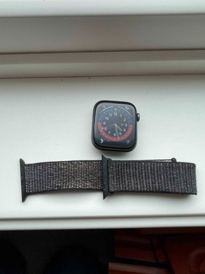 Apple Watch Series 4 44 mm Space Gray Aluminum Case with Black Sport Loop (GPS)