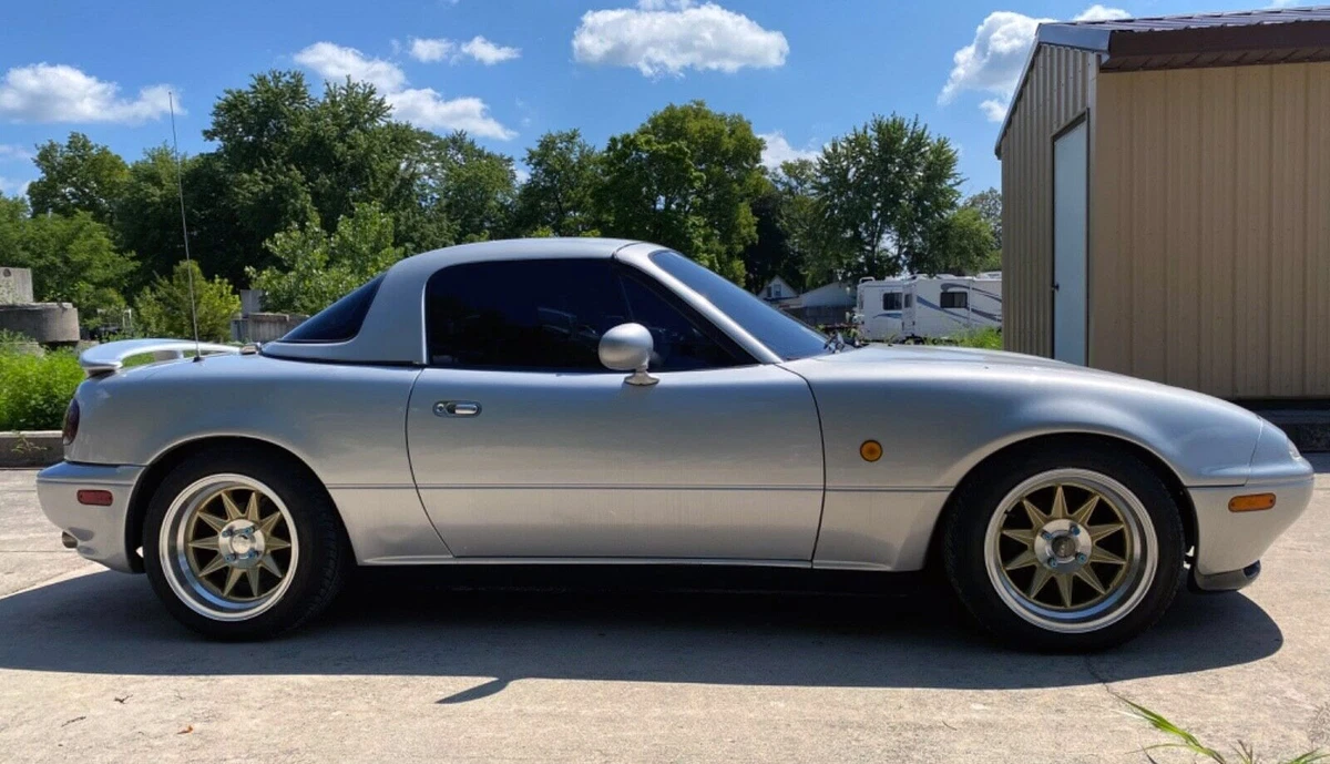 1991 Mazda MX-5 Miata Is an Affordable Sports Car