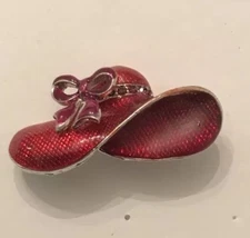 RED HAT LADY LADIES SOCIETY RED ENAMEL BROOCH PIN