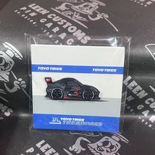 Prendedor esmaltado promoción exclusivo LEEN Customs x Toyo Tires Toyota GR86 SEMA Show 2022