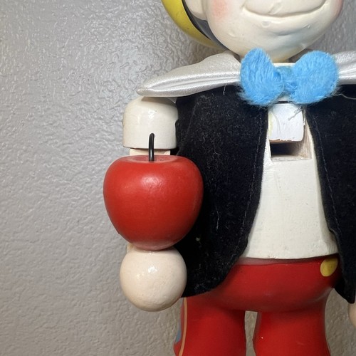 Walt Disneys Pinocchio Kurt Adler Deko Urlaub Nussknacker hält Apfel - Bild 4 von 11
