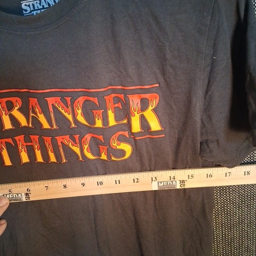 Stranger Things Netflix Shirt Mens Small Black Short Sleeve Demogorgon Hunter - Picture 4 of 6