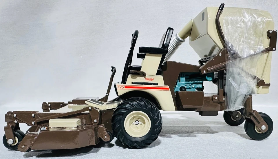 Cortacésped Grasshopper 725 giro cero con excavadora por SpecCast escala 1/16 Foto 2 de 4