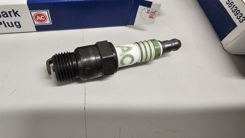 LOT OF 8  Genuine GM ACDelco Spark Plugs R44CT  5613933 - Picture 2 of 6