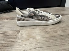 Universal Thread Shoes- Size 9.5