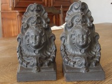 BELLE PAIRE DE CHENETS CHEMINEE ANCIENS EN FONTE A TETE PUTTI ENFANT
