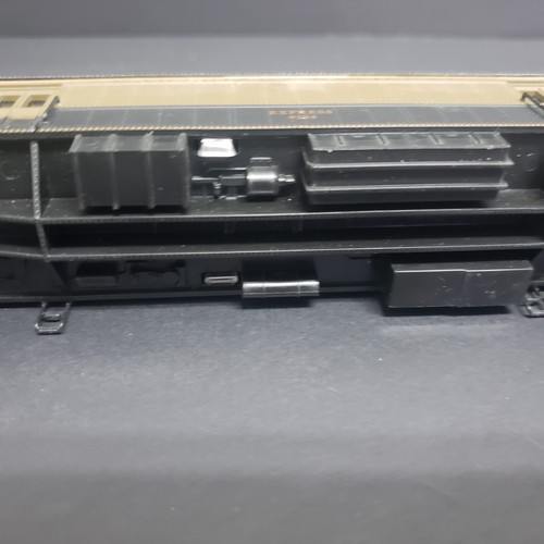 Walthers 932-10549 HO Heavyweight ACF 70 Baggage car  9238 Canadian National C34 - Picture 17 of 18