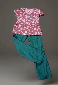 Womens Scrub Set. Koi Xs Top, Wonder WINK Xs Pants.