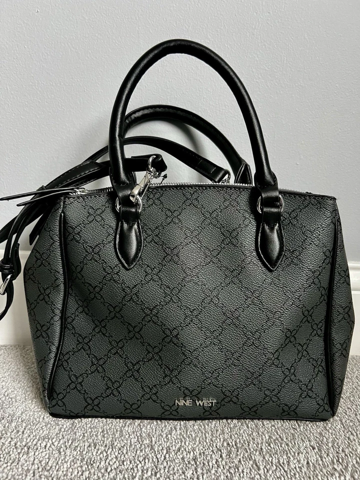 Bolso de mano/brossbody para mujer Nine West Colby negro doble lado/crebilla/mango  Foto 2 de 4