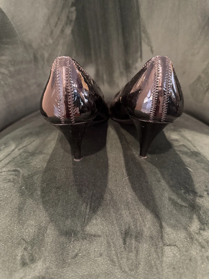 Tacones de gatito de charol Prada talla 38,5 Foto 2 de 3