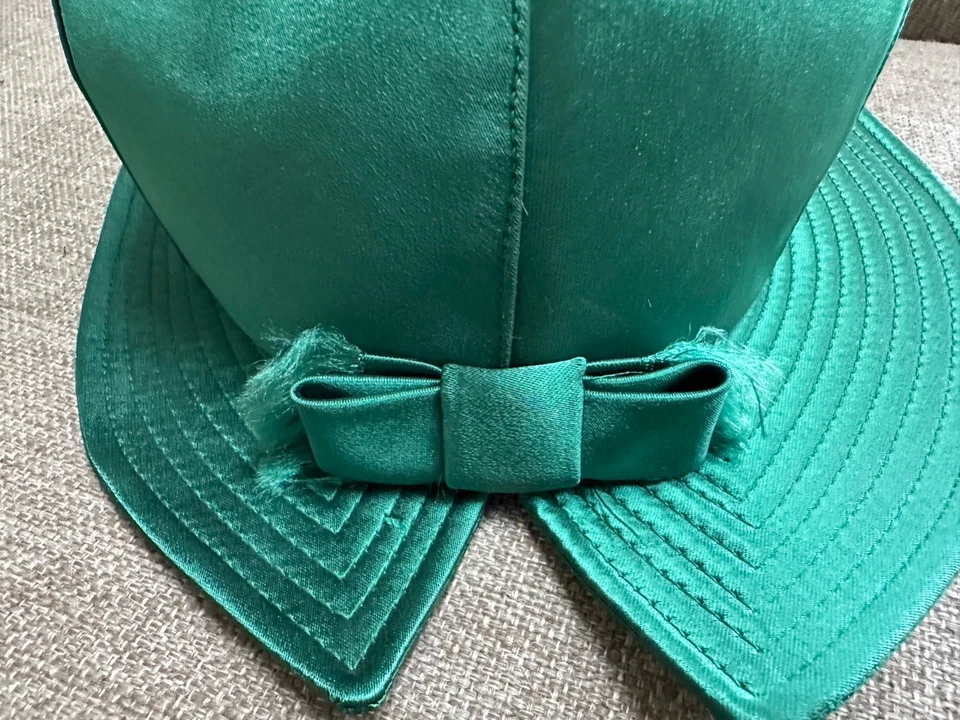 Sombrero de colección de los años 50 Franks Girl -Frank verde oliva satinado, pequeño Foto 3 de 4