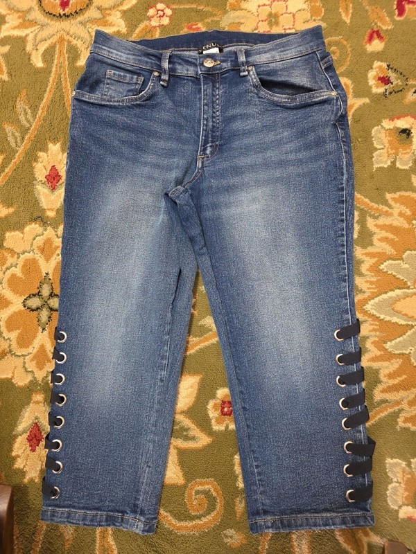 Ladies Sz 29x19 Laced Bottom Capris. Very Nice!!