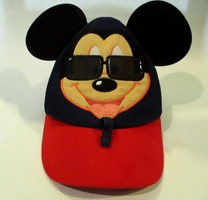 baseball cap with sunglass holder