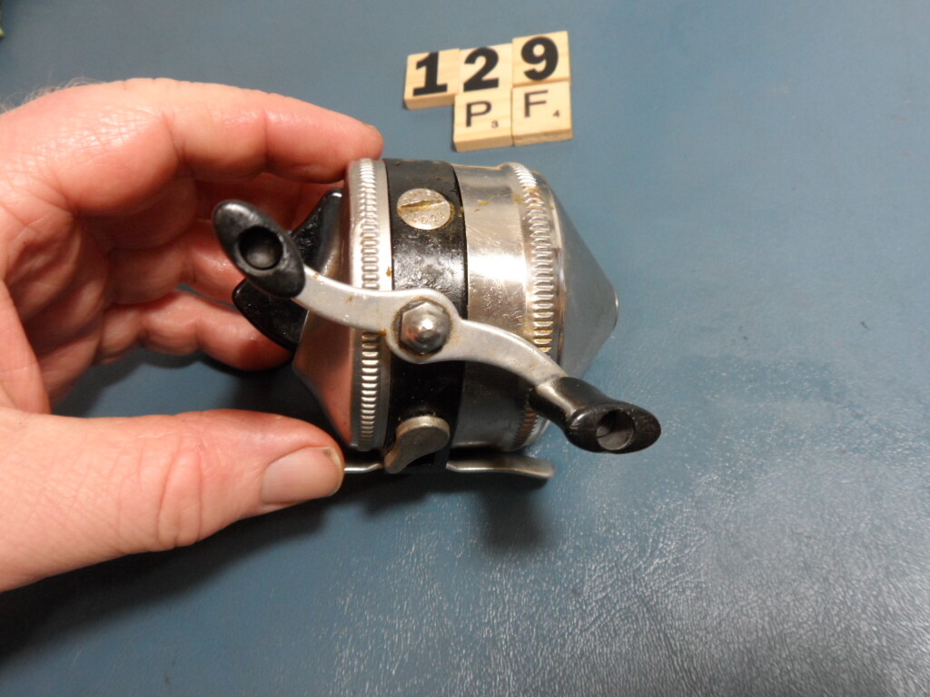 U0129 PF OLDER ZEBCO MODEL 33 FISHING REEL METAL FOOT MADE IN USA