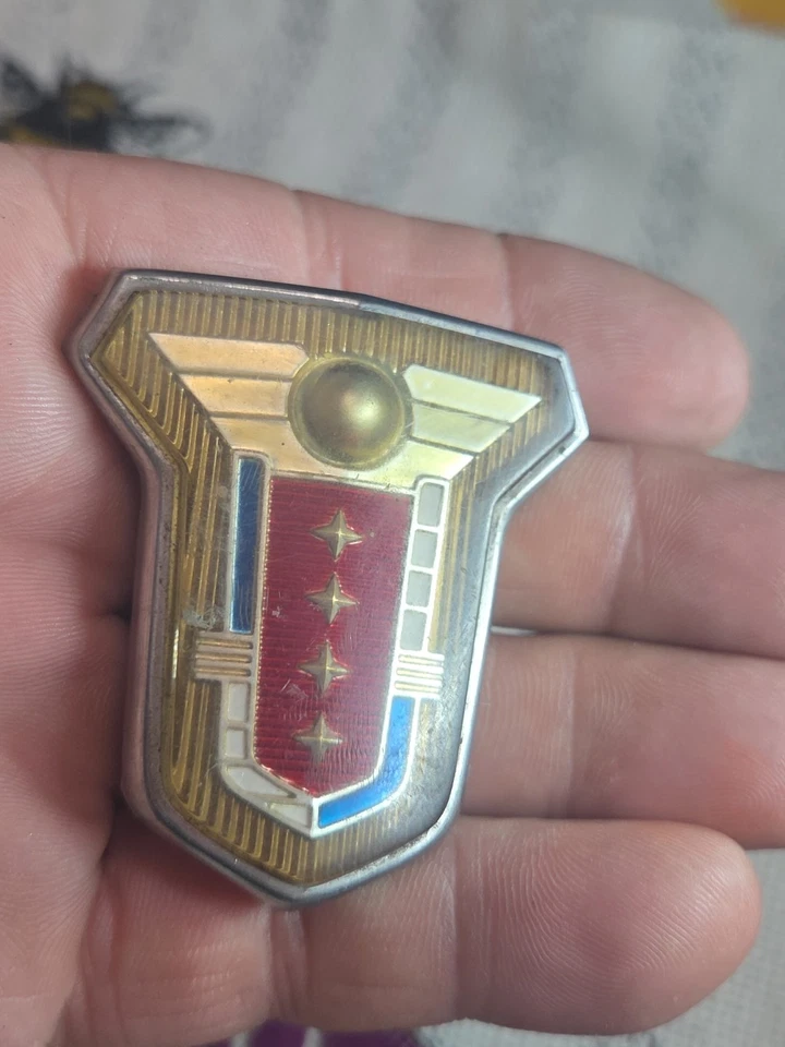 51 1951 Mercury Monterey emblema de plástico con escudo de puerta delantera Foto 4 de 4