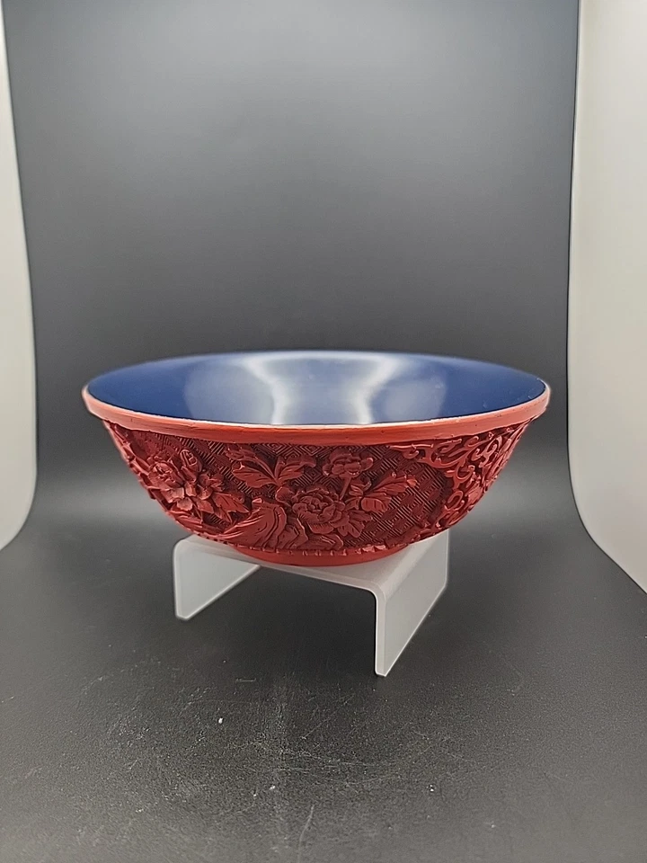 Antiguo cinabrio rojo chino tallado a mano con laca azul sobre cuenco de bronce 6,5" x 2,5" Foto 3 de 4