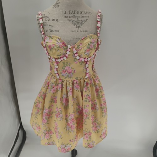 GELBES KLEID MIT KLEINEN BLUMEN AUF FALLEN UND PRINZESSINNENSCHNITT S MARKE SUGAR THRILLS - Bild 1 von 16