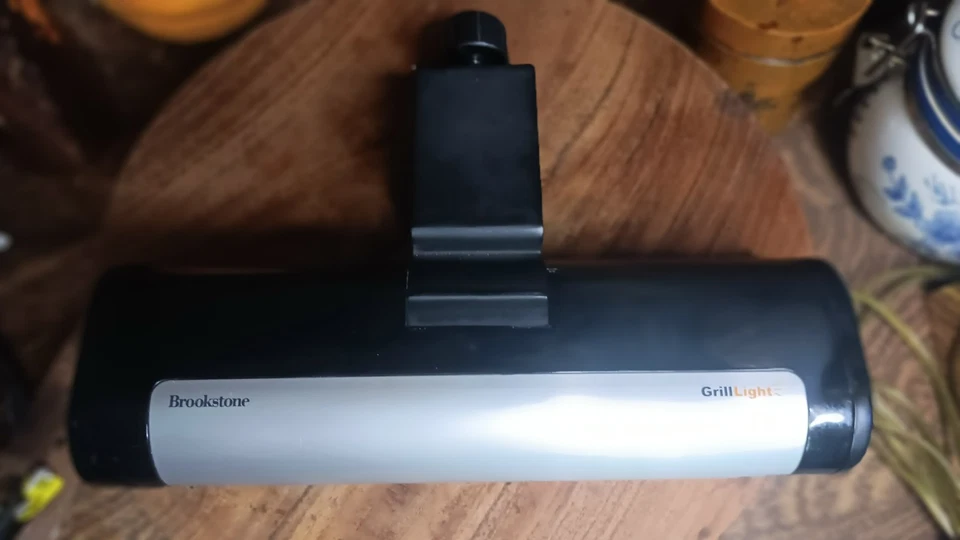 Luz parrilla barbacoa Brookstone. Ideal para asar a la parrilla por la noche. Master the grill Foto 4 de 4